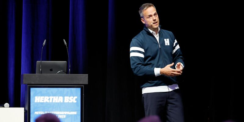 Hertha-Präsident Kay Bernstein kritisiert den Profi-Fußball. - Foto: Jean-Marc Wiesner/dpa