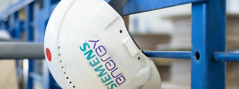 Siemens Energy hat den höchsten Verlust seiner Geschichte bekanntgegeben. Schuld sind Probleme im Windkraftgeschäft. Im Rest des Konzerns läuft es eigentlich gut. - Foto: Sebastian Kahnert/dpa