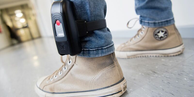 Der geflohene Mörder hatte nach seiner Flucht   seine elektronische Fußfessel geknackt (Symbolbild). - Foto: Julian Stratenschulte/dpa