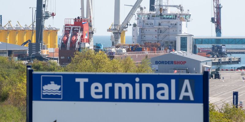 Gegen das geplante Rügener Flüssigerdgas (LNG)-Terminal regt sich Kritik der Inselbewohner. - Foto: Stefan Sauer/dpa