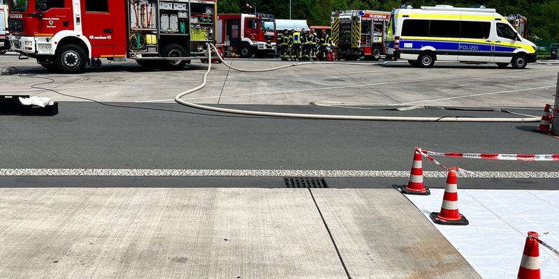 FW-Lohmar: Austretendes Gefahrgut sorgt für Großeinsatz der Feuerwehr Lohmar - Foto: presseportal.de