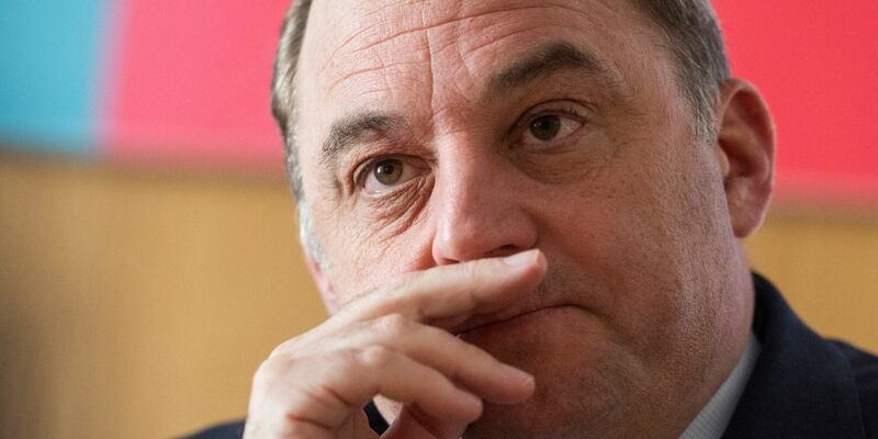 Der britische Verteidigungsminister Ben Wallace spricht bei einem Interview in der britischen Botschaft. - Foto: Christophe Gateau/dpa