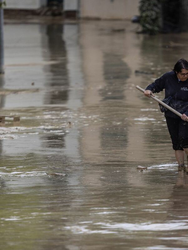 Dopo l’alluvione, alcuni cittadini italiani sono rientrati nelle proprie abitazioni.