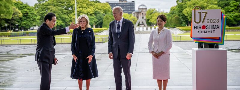Japans Ministerpräsident Fumio Kishida (l) und seine Frau Yuko Kishida (r) begrüssen US-Präsident Joe Biden und First Lady Jill Biden zum G7-Gipfel führender Industrienationen. - Foto: Michael Kappeler/dpa