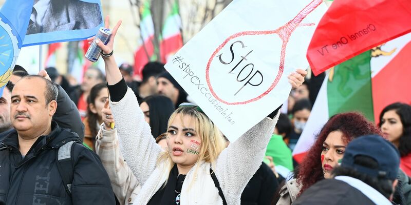 Exil-Iraner während eines Protests in Hamburg (Archivbild). - Foto: Jonas Walzberg/dpa