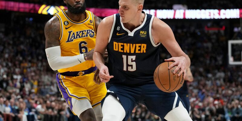 Nuggets-Guard Jamal Murray (M.) steigt zum Dunk hoch. - Foto: Jack Dempsey/AP/dpa
