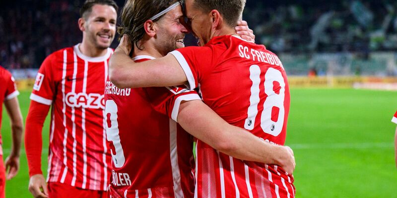 Enttäuschte Gesichter bei Wolfsburgs Kamil Grabara (l.) und Kilian Fischer. - Foto: Tom Weller/dpa