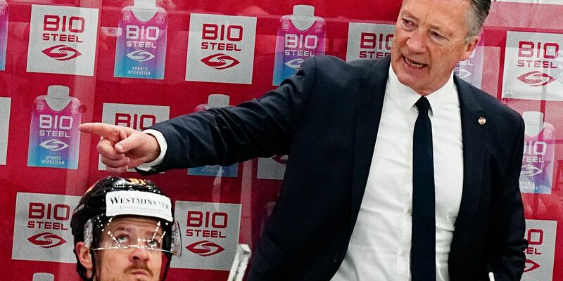 Muss mit seiner Mannschaft im WM-Viertelfinale gegen die Schweiz ran: DEB-Coach Harold Kreis. - Foto: Pavel Golovkin/AP/dpa