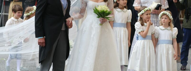 Die Braut Sophie-Alexandra Evekink und ihr Vater Dorus Evekink kommen zur kirchlichen Hochzeit in die  Theatinerkirche. - Foto: Karl-Josef Hildenbrand/dpa