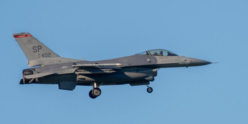 Ein Kampfflugzeug vom Typ F-16 während eines Übungsflugs. - Foto: Harald Tittel/dpa