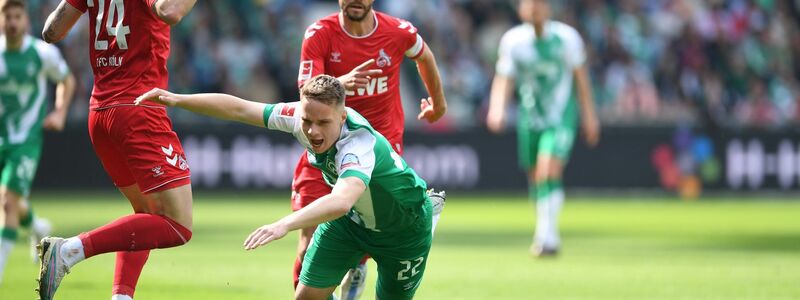 Bremens Romano Schmid (r) geht artistisch zum Ball, der Kölner Sebastian Sebulonsen schaut gebannt zu. - Foto: Carmen Jaspersen/dpa