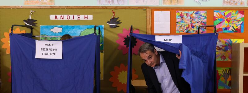 Kyriakos Mitsotakis gibt in einem Wahllokal seine Stimme ab. - Foto: Yorgos Karahalis/AP