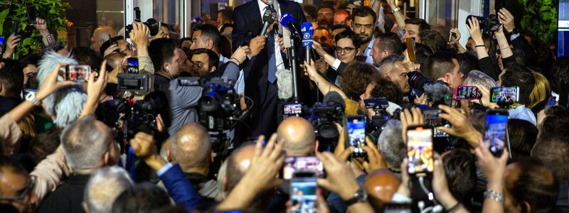 Kyriakos Mitsotakis, griechischer Ministerpräsident und Vorsitzender der Partei Nea Dimokratia (ND, Neue Demokratie), vor der Zentrale seiner Partei in Athen. - Foto: Socrates Baltagiannis/