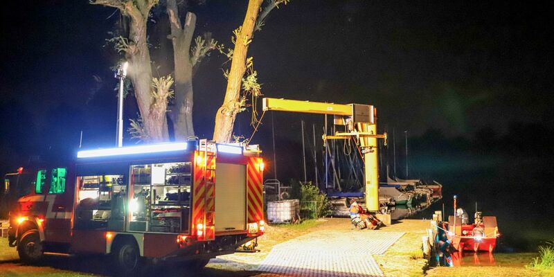 Rettungskräfte der Feuerwehr sind an der Absturzstelle am Baggersee Rohrköpfle im Einsatz. - Foto: Fabian Geier/EinsatzReport24/dpa