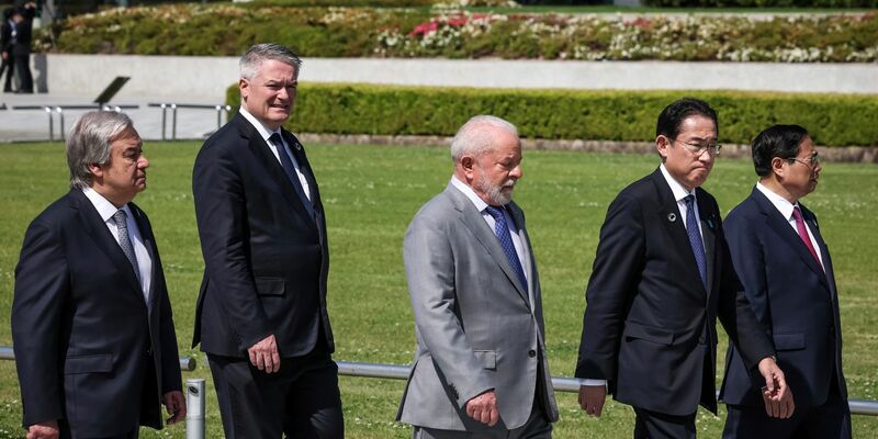 Luiz Inacio Lula da Silva (M) mit anderen Gipfelteilnehmern beim G7-Treffen in Hiroshima. - Foto: Takashi Aoyama/Getty Images Pool via AP/dpa