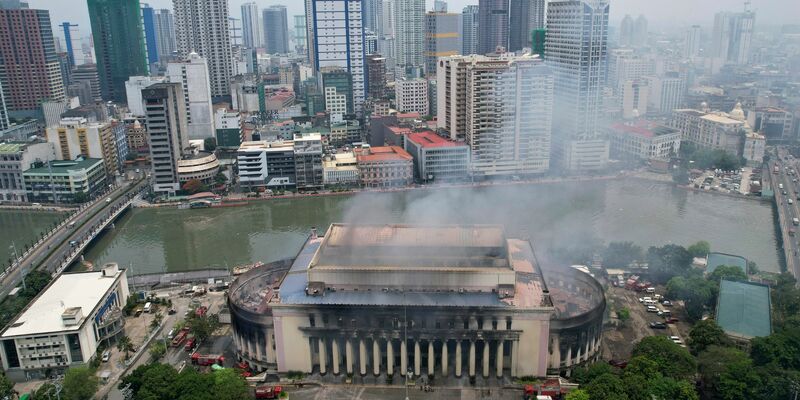Ein verheerendes Feuer hat das historische Gebäude des Hauptpostamts der philippinischen Hauptstadt Manila zerstört. - Foto: Aaron Favila/AP/dpa