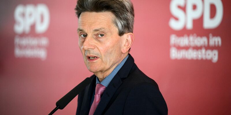 Rolf Mützenich zeigt sich verärgert über das Verhalten der Liberalen. - Foto: Bernd von Jutrczenka/dpa