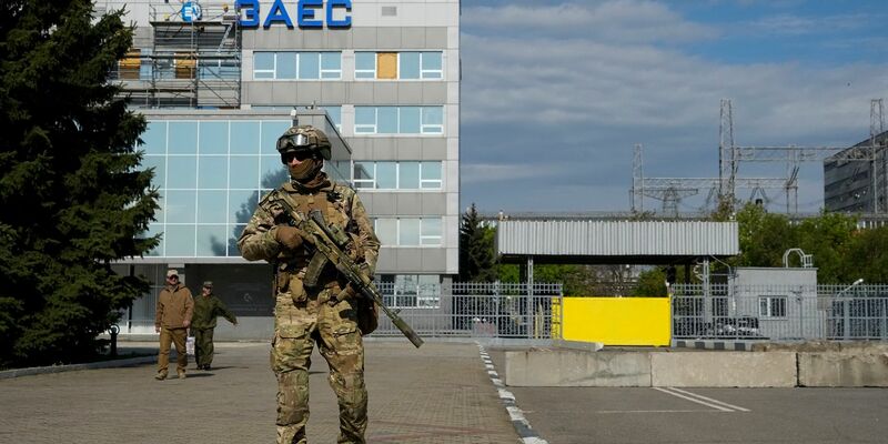 Das Kraftwerk Saporischschja wurde bereits kurz nach Beginn des russischen Angriffskriegs vor 15 Monaten von moskautreuen Truppen besetzt. (Archiv) - Foto: Uncredited/AP/dpa