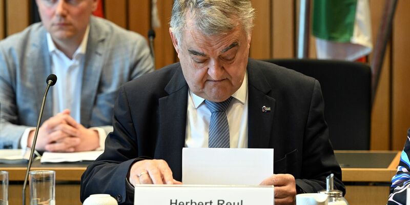 NRW-Innenminister Herbert Reul in der Sitzung des Innenausschusses in Düsseldorf. - Foto: Federico Gambarini/dpa