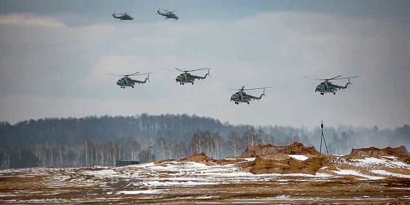 Russische Militärhubschrauber bei einer Militärübung in Belarus. - Foto: --/Russian Defense Ministry Press Service/AP/dpa