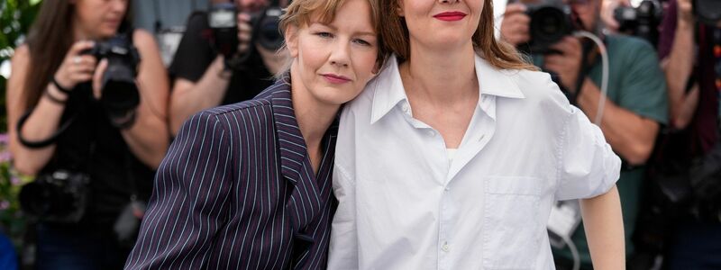 Schauspielerin Sandra Hüller (l) mit Regisseurin Justine Triet in Cannes. - Foto: Scott Garfitt/Invision/AP/dpa