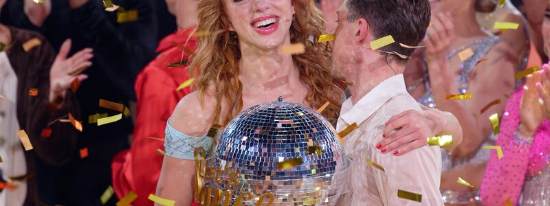 Model Anna Ermakova (l) und ihr Profi-Tanzpartner Valentin Lusin jubeln über ihren Sieg. - Foto: Henning Kaiser/dpa