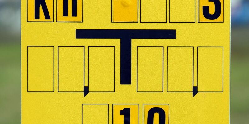 Hinweisschild in Sachsen-Anhalt. - Foto: Waltraud Grubitzsch/dpa