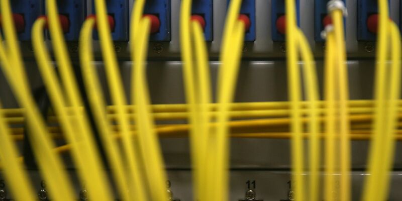 Auch wenn die Breitbandverbindung in Deutschland häufiger stockt, ist die Nachfrage nach superschnellen Gigabit-Verbindungen verhalten. - Foto: Oliver Berg/dpa