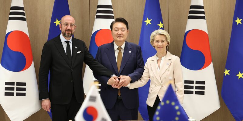 EU-Ratspräsident Charles Michel (l-r), Südkoreas Präsident Yoon Suk Yeol und EU-Kommissionspräsidentin Ursula von der Leyen zeigen Einigkeit. - Foto: ---/YNA/dpa