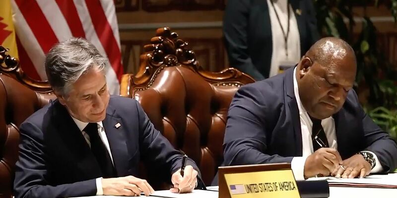 US-Außenminister Antony Blinken (l) und Premierminister James Marape unterzeichnen die Verteidigungskooperation. - Foto: Uncredited/Australian Broadcasting Corp./AP/dpa