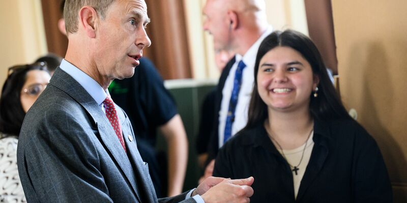 Prinz Edward besucht die Schule am Schillerpark in Berlin-Wedding. - Foto: Bernd von Jutrczenka/dpa