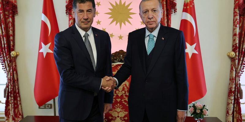 Sinan Ogan unterstützt Recep Tayyip Erdogan (r). - Foto: Turkish Presidency/AP/dpa