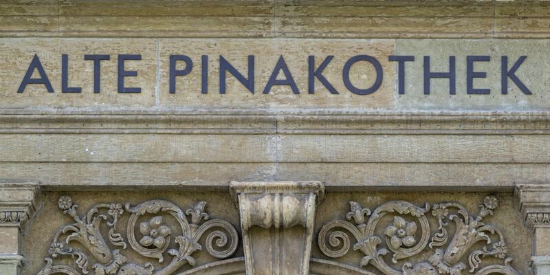 In der Alten Pinakothek kam es zu einer Klebe-Aktion der Letzten Generation. - Foto: Peter Kneffel/dpa