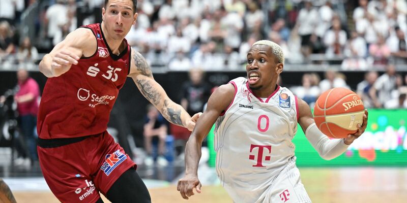 Bonns TJ Shorts zieht gegen Márkó Filipovity zum Korb. - Foto: Hendrik Schmidt/dpa