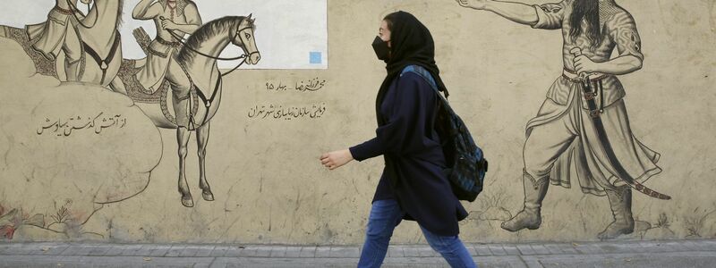 Straßenszene aus Teheran: Die Kopftuchpflicht wird seit Mitte April dieses Jahres strenger von der iranischen Polizei kontrolliert, dabei kommt auch Videoüberwachung zum Einsatz. - Foto: ---/dpa