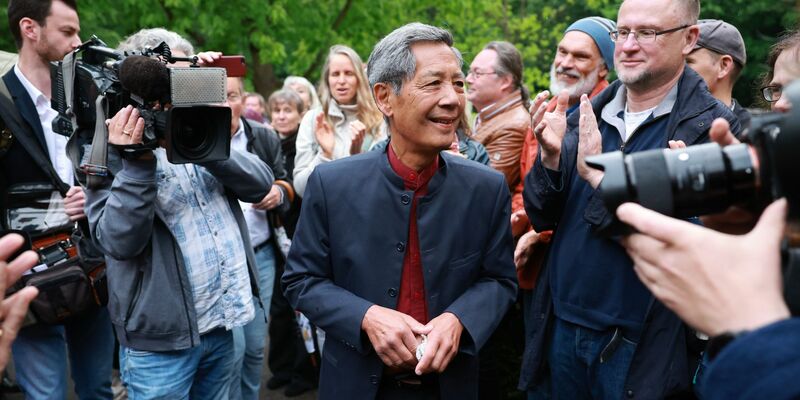 Wegen Volksverhetzung vor Gericht: Sucharit Bhakdi (M). - Foto: Christian Charisius/dpa