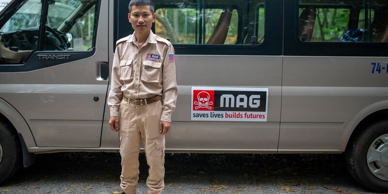 Ein Lager für Blindgänger im Dorf Ha Tay ist mit einem Warnschild mit Totenkopfsymbol markiert. - Foto: Chris Humphrey/dpa