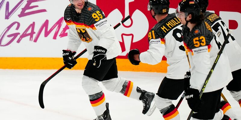 Frederik Tiffels (l) feiert sein Tor zum 2:0 mit seinen Teamkollegen. - Foto: Pavel Golovkin/AP/dpa