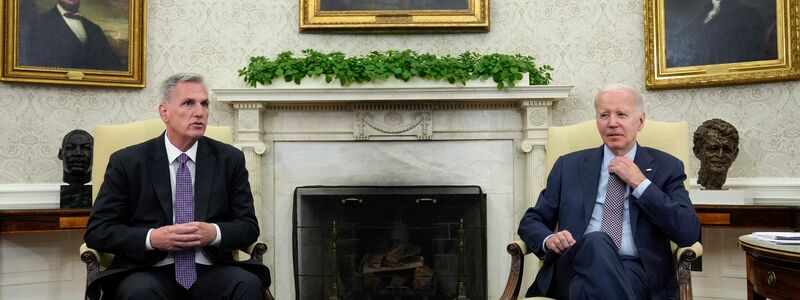 US-Präsident Joe Biden trifft sich mit Kevin McCarthy, Sprecher des Repräsentantenhauses, um über die Schuldenobergrenze zu sprechen. - Foto: Alex Brandon/AP