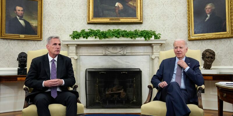 US-Präsident Joe Biden trifft sich mit Kevin McCarthy, Sprecher des Repräsentantenhauses, um über die Schuldenobergrenze zu sprechen. - Foto: Alex Brandon/AP