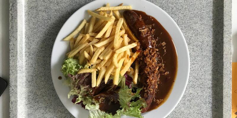 Bei dem Kantinenbetreiber Apetito verliert die Currywurst an Beliebtheit. - Foto: Christian Charisius/dpa