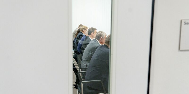 Die Vertreter der Deutschen Bahn AG sitzen hinter verschlossenen Türen im Verhandlungsraum. - Foto: Andreas Arnold/dpa