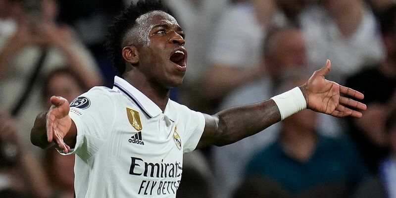 Vinicius steht bei Real Madrid unter Vertrag und wird immer wieder in Stadien rassistisch beleidigt. - Foto: Manu Fernandez/AP/dpa