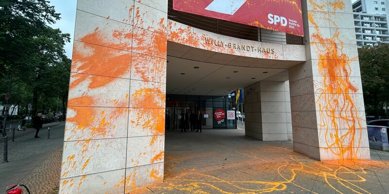 Klimaaktivisten haben die SPD-Zentrale in Berlin mit Farbe beschmiert. - Foto: Sven Käulen/TNN/dpa