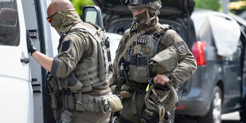 SEK-Einsatz in Nierstein. - Foto: Boris Roessler/dpa