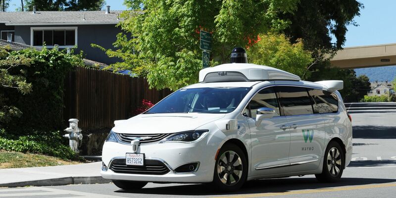 Selbstfahrendes Auto der Google-Schwesterfirma Waymo im Straßenverkehr von San Francisco. - Foto: Andrej Sokolow/dpa