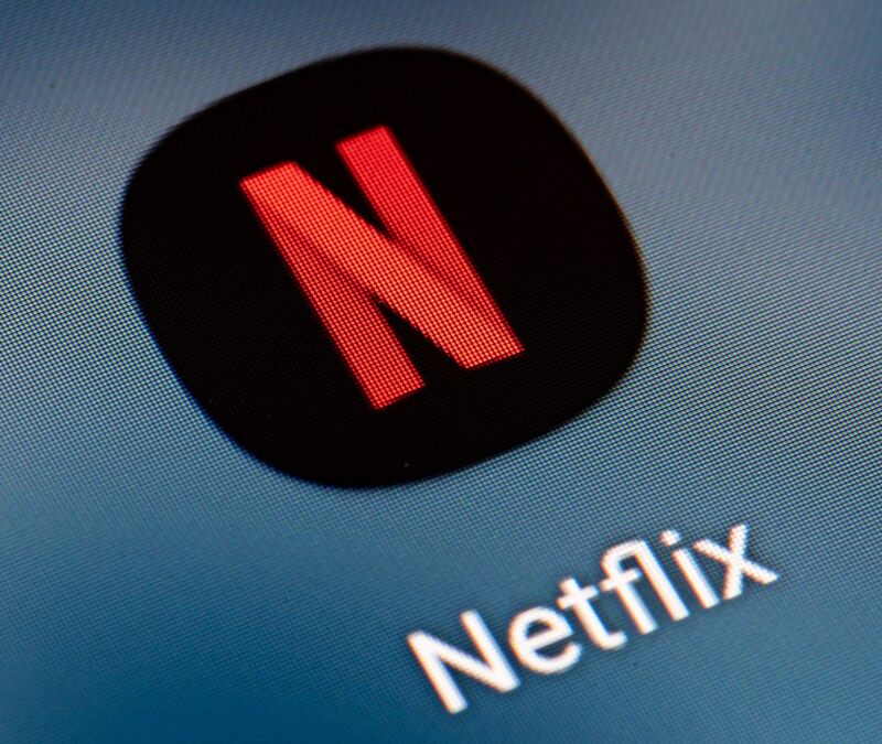 Netflix geht seit dem Sommer unter anderem auch in Deutschland dagegen vor, dass Nutzer einen Account über einen Haushalt hinaus teilen. - Foto: Fabian Sommer/dpa