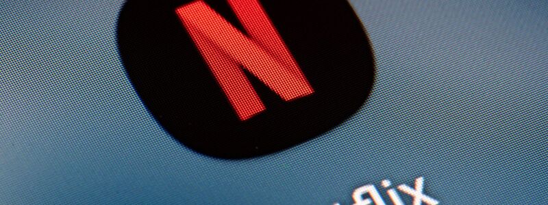 Von Netflix kommt künftig mehr Videomaterial im Vertikal-Format. (Archivbild) - Foto: Fabian Sommer/dpa