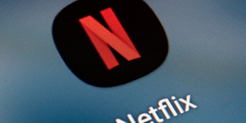 Netflix reduziert seine Veröffentlichungen stark: von 107 im Jahr 2022 auf 68 im Jahr 2023. - Foto: Fabian Sommer/dpa