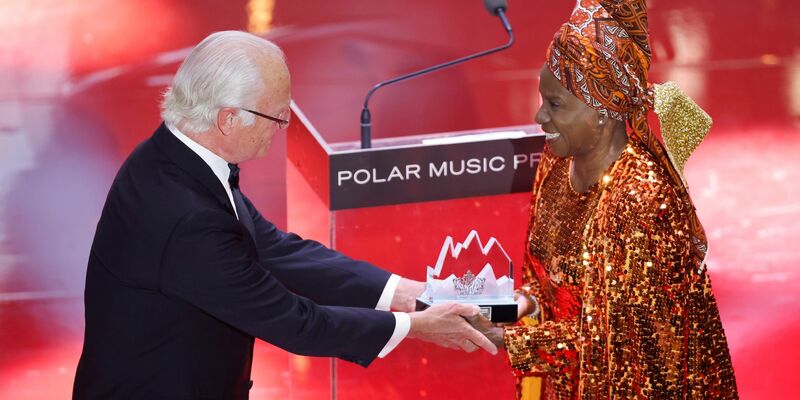 König Carl XVI. Gustaf überreicht Angélique Kidjo den Polar-Musikpreis. - Foto: Christine Olsson/TT News Agency/AP/dpa